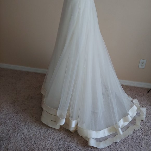 NEW Gorgeous Original Wedding Dress by Liancarlo Style #4837 - Picture 4 of 6